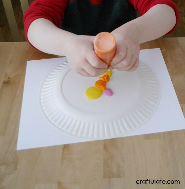 Paper Plate Spin Art - a fun painting activity for kids!