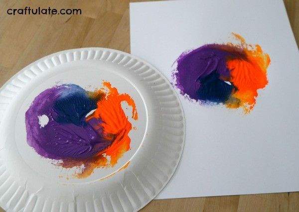 Paper Plate Spin Art - a fun painting activity for kids!