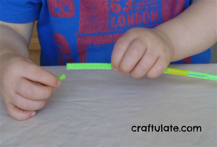 Craftulate: Pipe Cleaner and Straw Bracelets [Fine Motor Fridays]