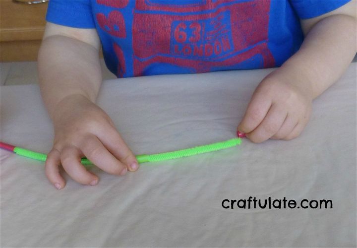 Craftulate: Pipe Cleaner and Straw Bracelets [Fine Motor Fridays]