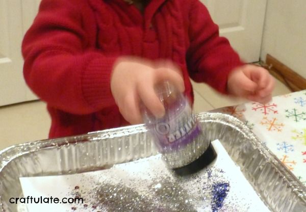 New Year Art for Toddlers - an easy and glittery art project!