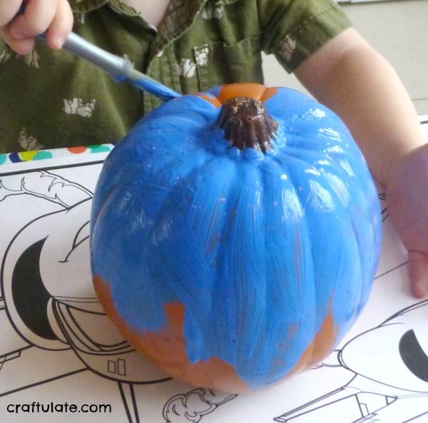 Thomas the Train Pumpkin Craft - a cute idea for train loving kids at Halloween