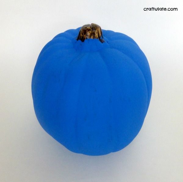 Thomas the Train Pumpkin Craft - a cute idea for train loving kids at Halloween