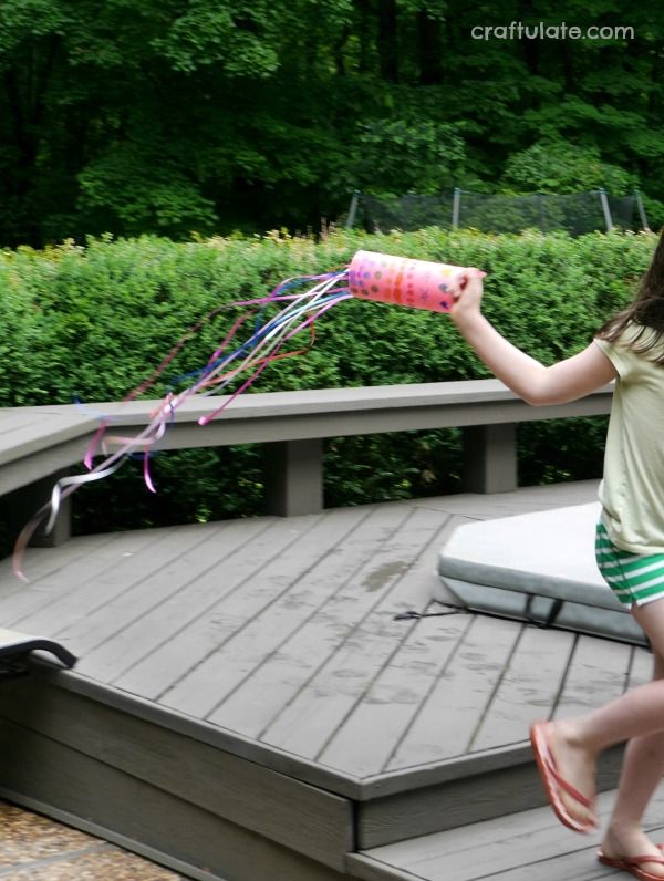 Windsock Craft - a super fun craft for spring or summer