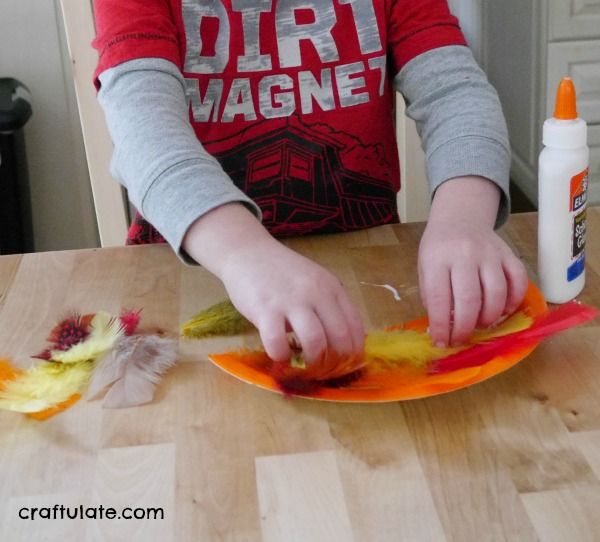 Paper Plate Turkey - a fun kids craft for Thanksgiving!