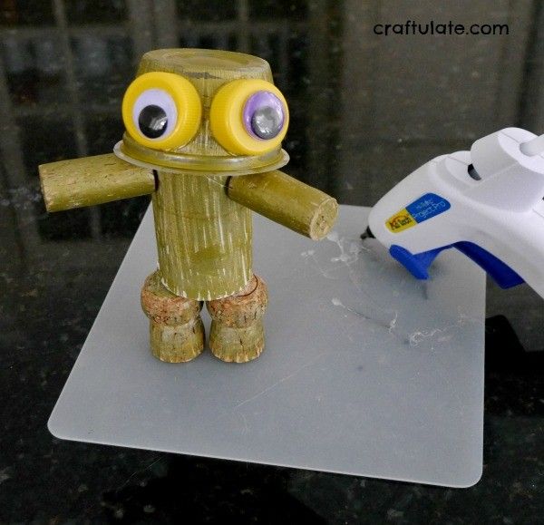 Simple R2-D2 Craft - little Star Wars fans will love making this cute droid from recyclables!