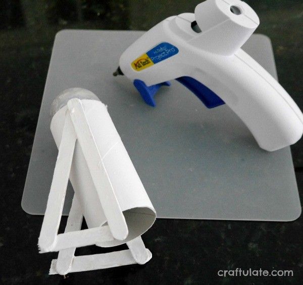 Simple R2-D2 Craft - little Star Wars fans will love making this cute droid from recyclables!