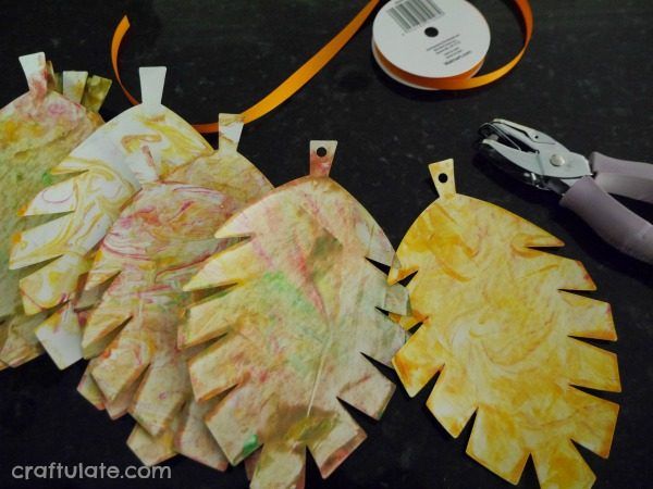Marbled Leaf Garland - a pretty decoration for kids to make this fall!