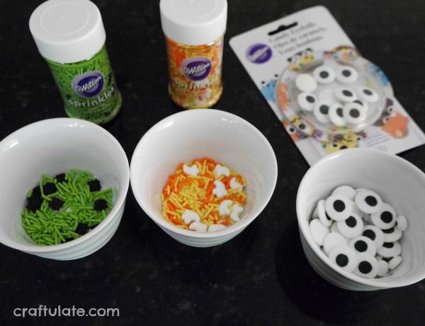 Sweet Halloween Pizza for Kids - a dessert or snack for kids to make and enjoy!