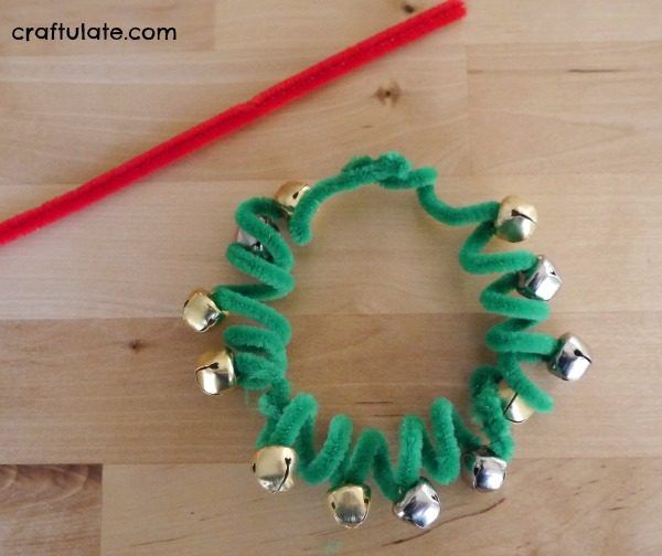 Pipe Cleaner Wreath Ornaments - cute kids craft for Christmas
