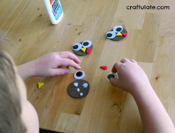 Pipe Cleaner Turkey Napkin Ring Craft - Thanksgiving craft for kids to make!