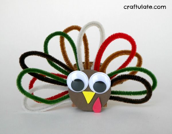 Pipe Cleaner Turkey Napkin Ring Craft - Thanksgiving craft for kids to make!