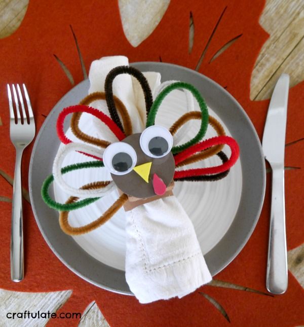 Pipe Cleaner Turkey Napkin Ring Craft - Thanksgiving craft for kids to make!