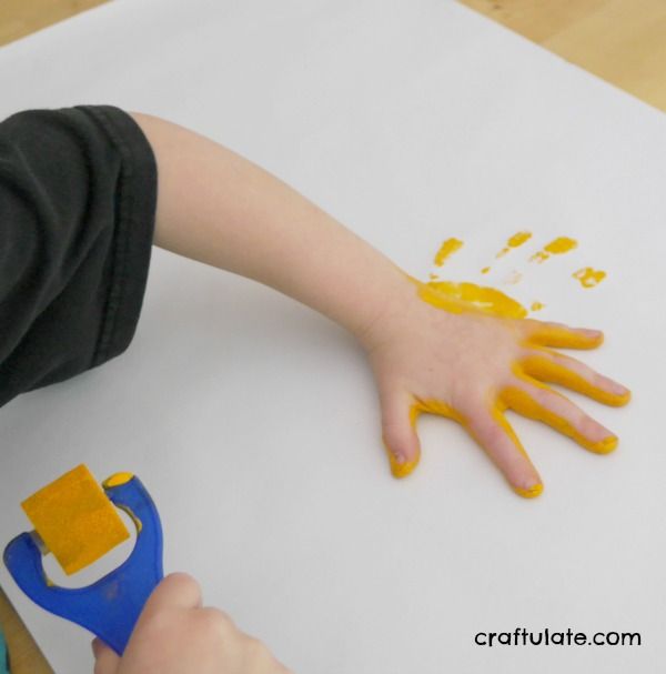 Handprint Flower Art - pretty art that kids can make by themselves!