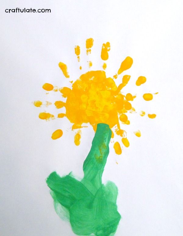 Handprint Flower Art - pretty art that kids can make by themselves!