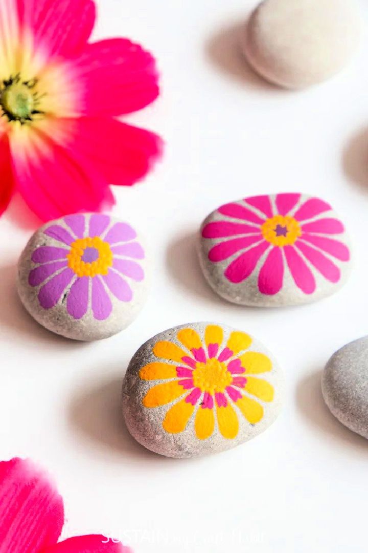 DIY Flowers Made From Pipe Cleaners And Painted Rocks