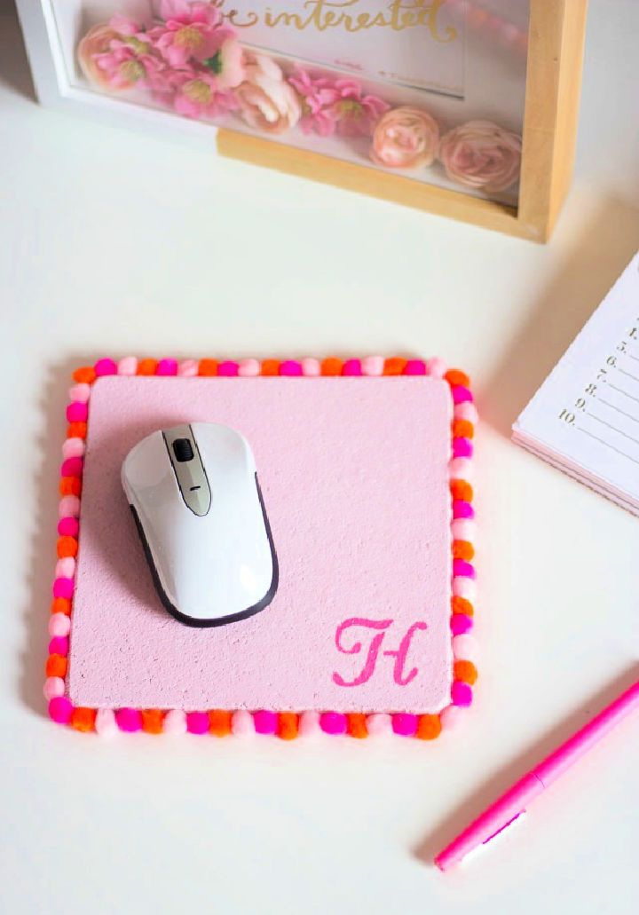 https://media.craftulate.com/wp-content/uploads/2022/10/DIY-Pom-Pom-Mouse-Pad.jpg