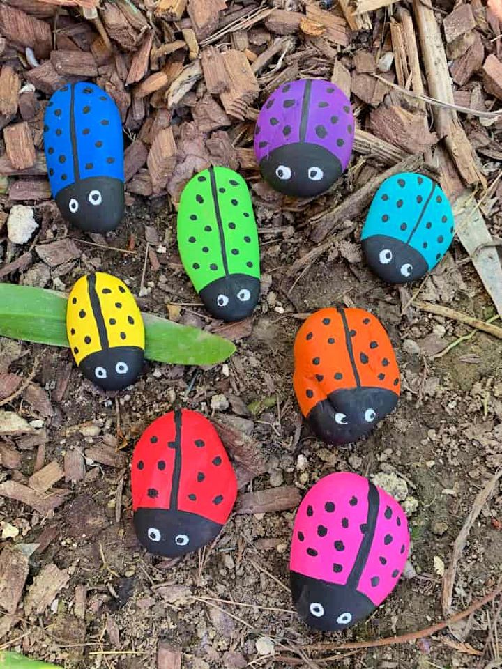 Easy Ladybug Rock Painting